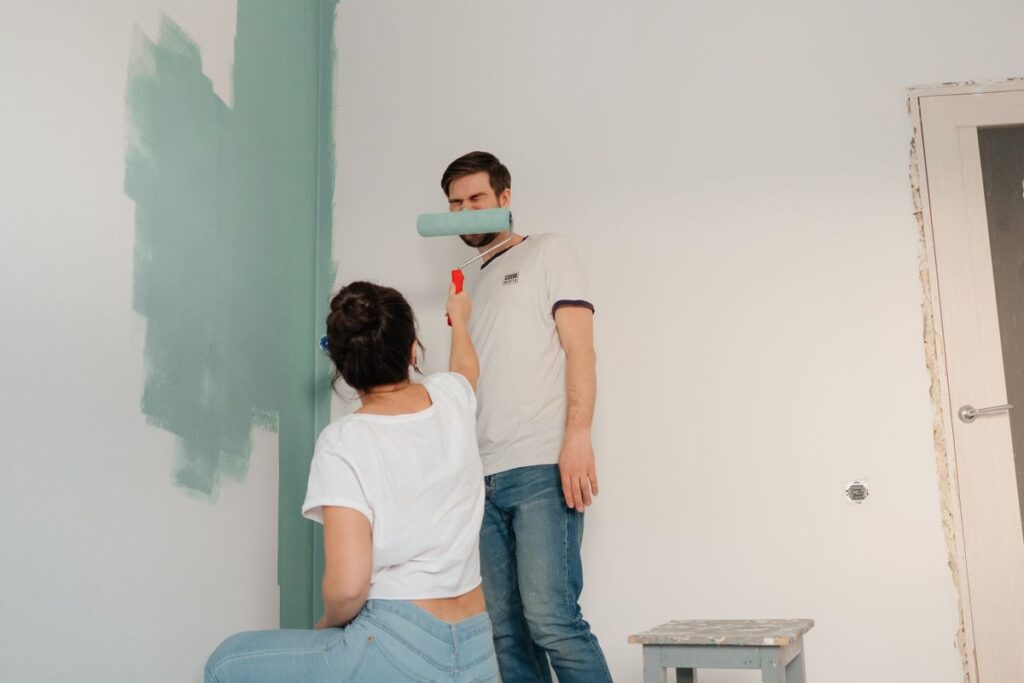 Peindre deux couleurs sur un mur : démarcation nette