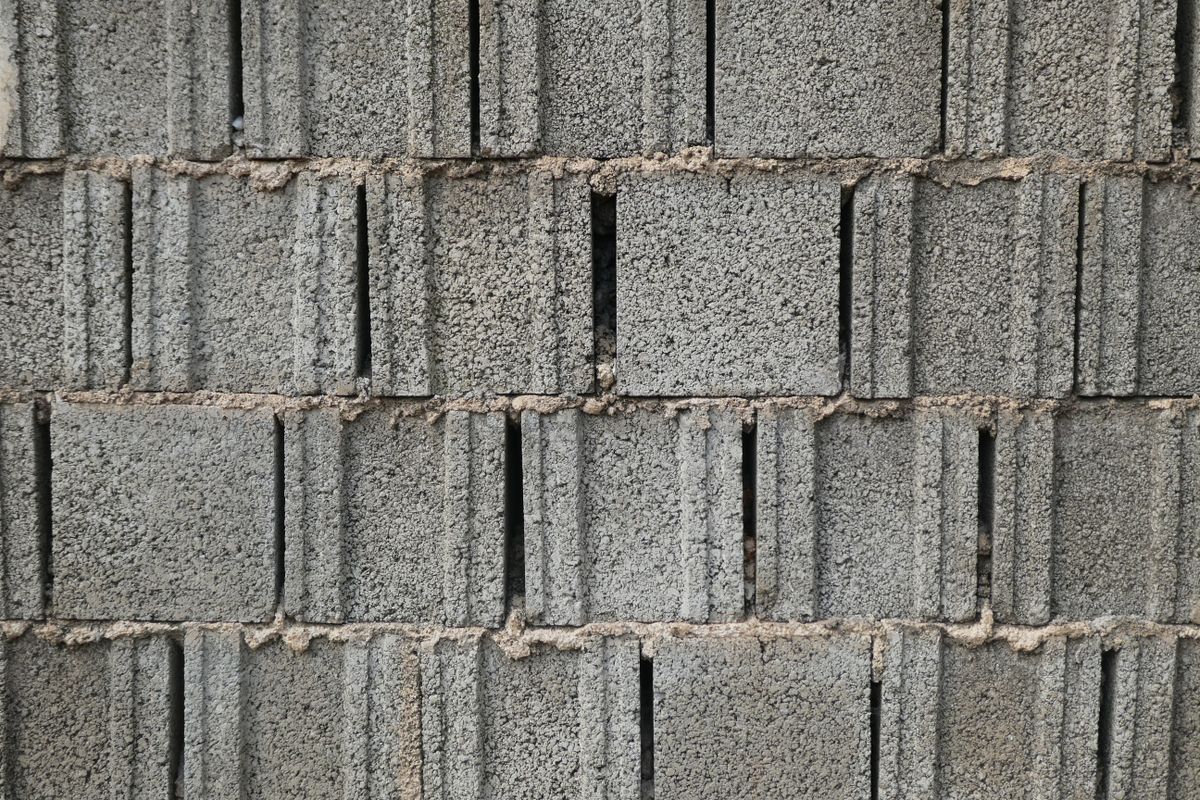 Peindre un mur en parpaing : accroche et étanchéité