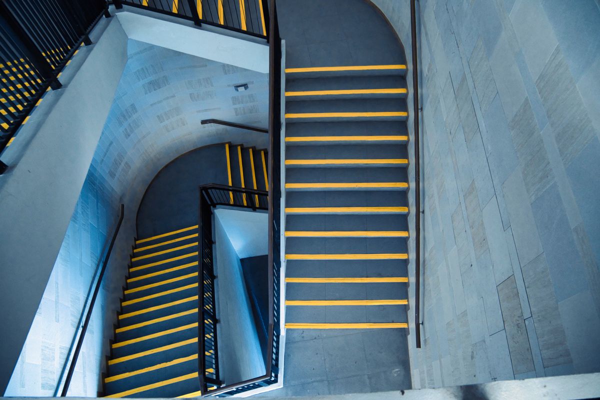 Peindre une cage d’escalier haute : matériel et sécurité