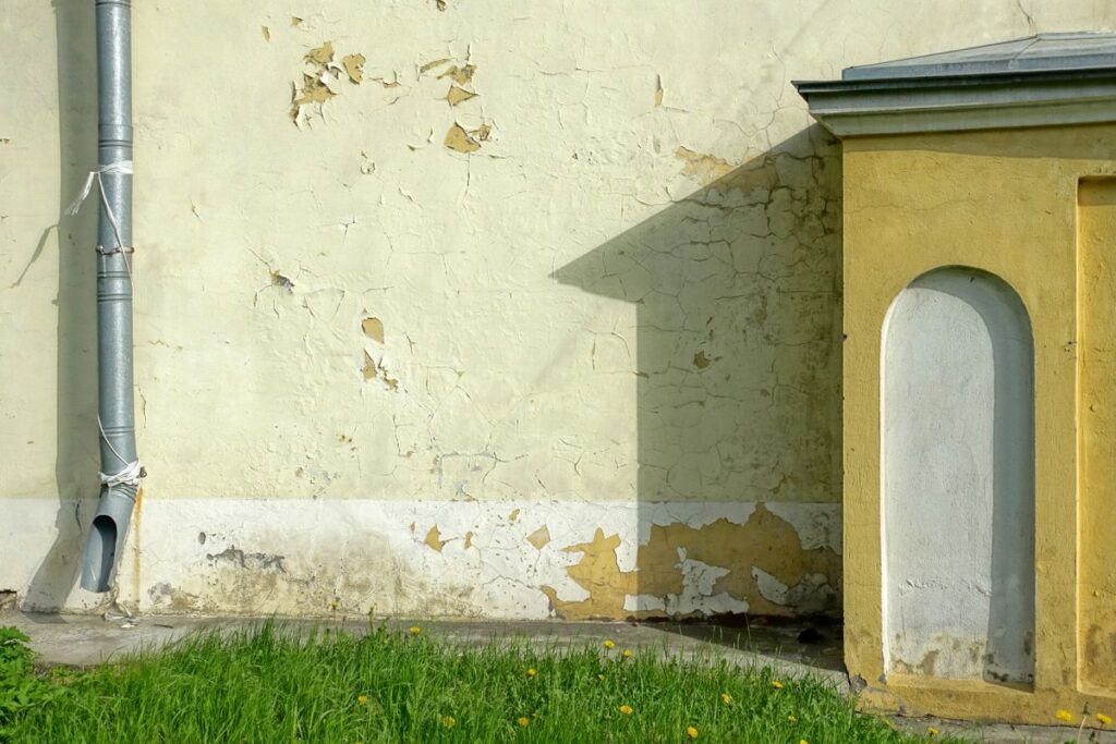 Peinture qui cloque ou s'écaille : causes et solutions