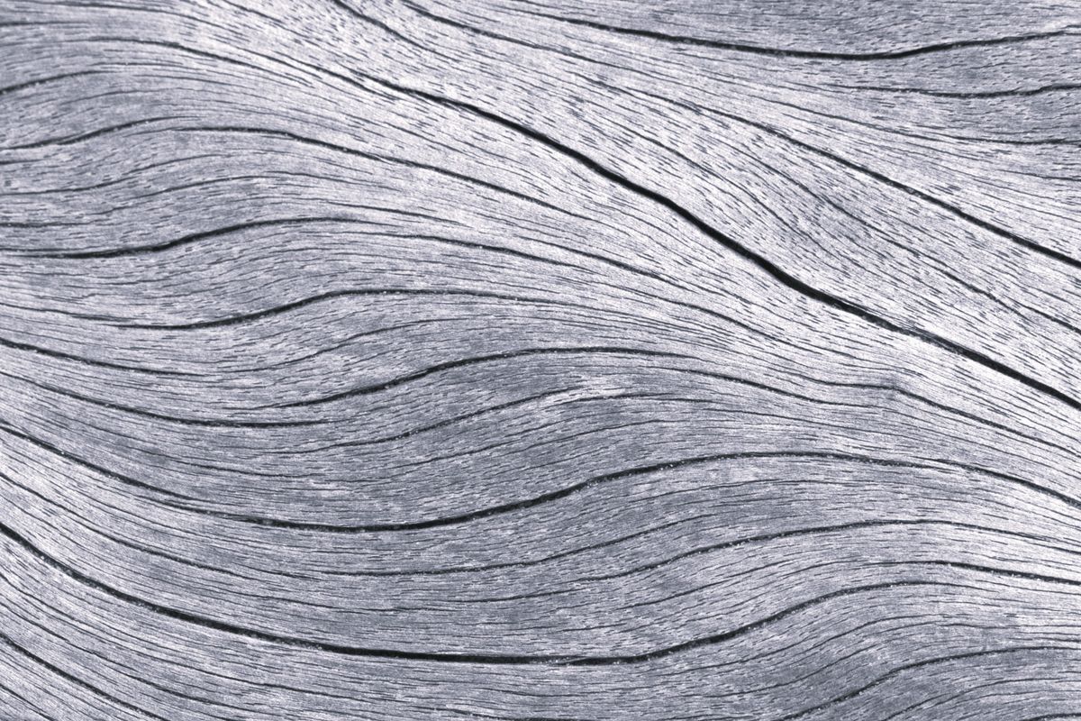 Peinture sur bois vernis : faut-il poncer ou décaper - Comprendre les spécificités du bois vernis avant de peindre