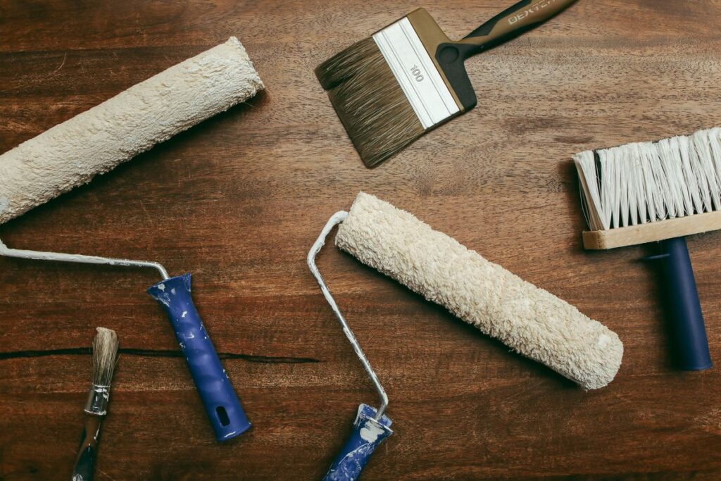 Rouleau, pinceau ou pistolet : pour quelle surface ?
