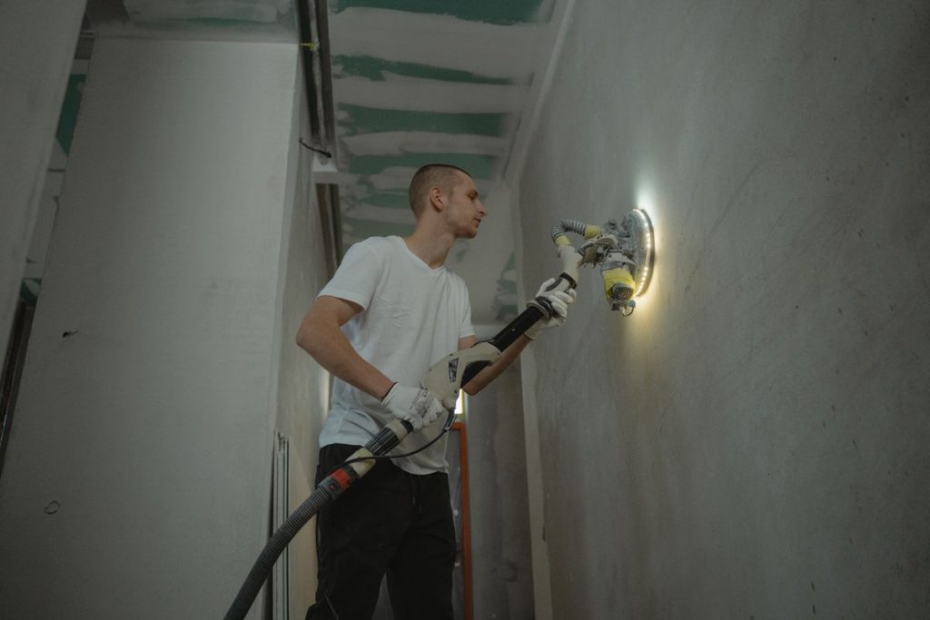 Salpêtre sur un mur : traiter avant de peindre