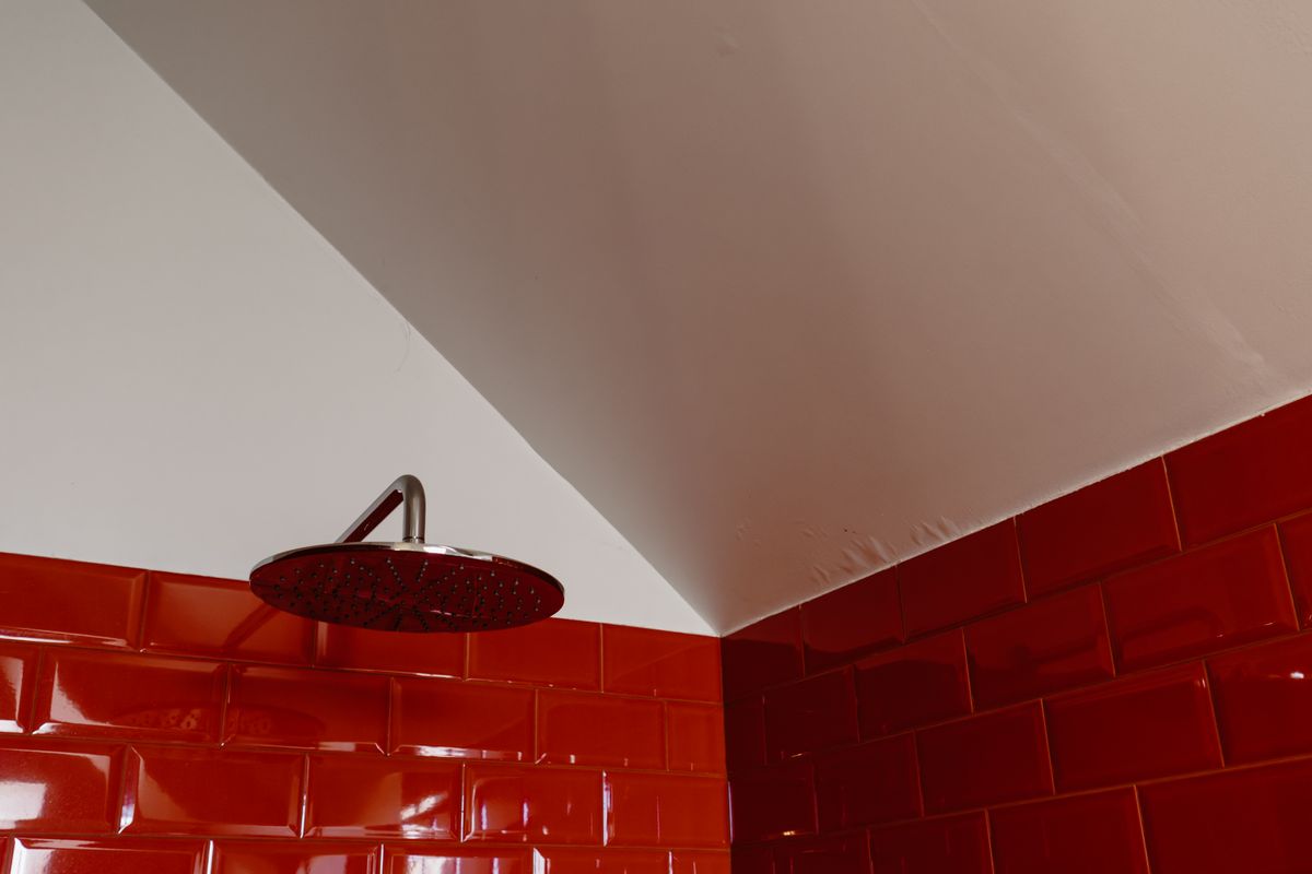 Peindre un plafond de salle de bain : anti-condensation, astuces et solutions durables