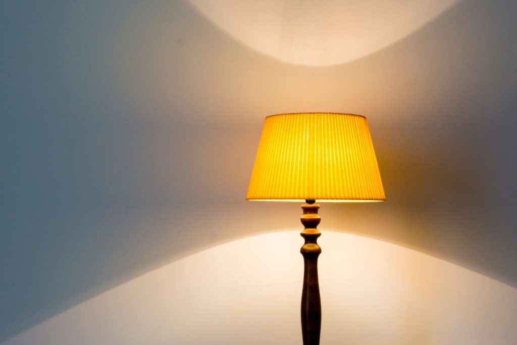 Lampe de salon à pied : notre guide d’achat