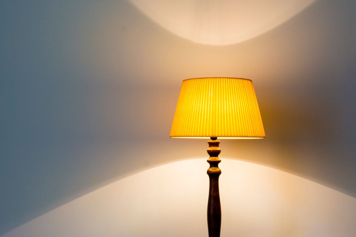 Lampe de salon à pied : notre guide d'achat - 1. Lampe de salon à pied, lampadaire et liseuse : comprendre les différences