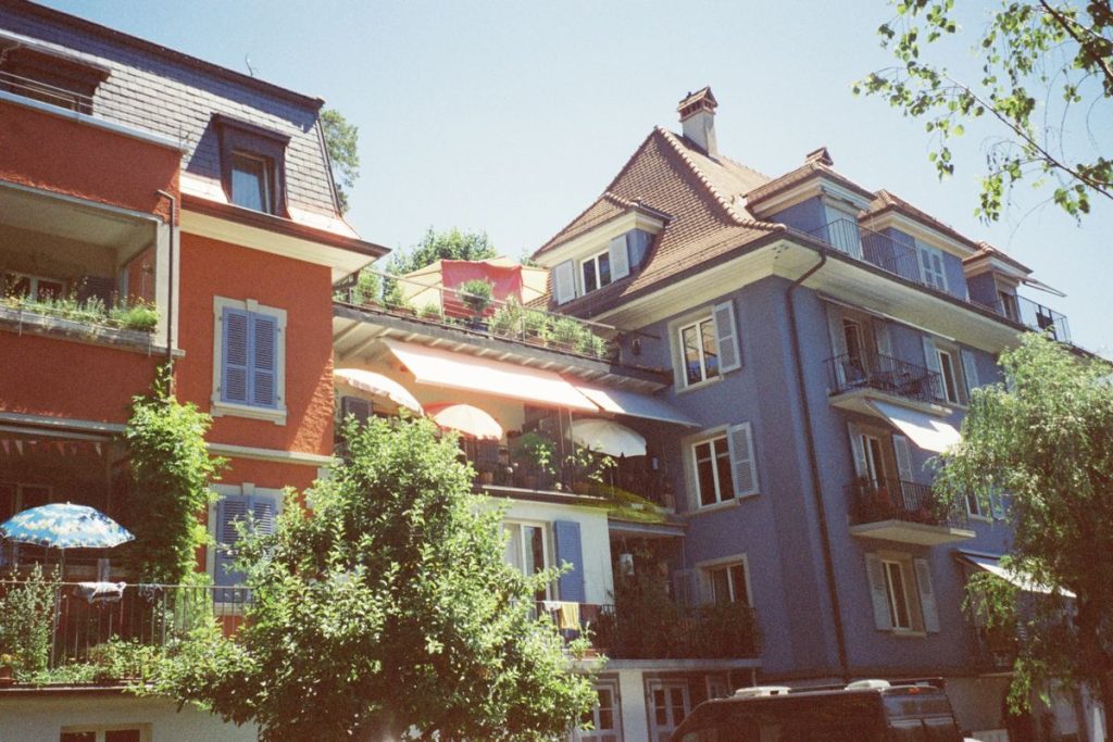 Parasol pour balcon : ce qu’il faut savoir avant d’acheter