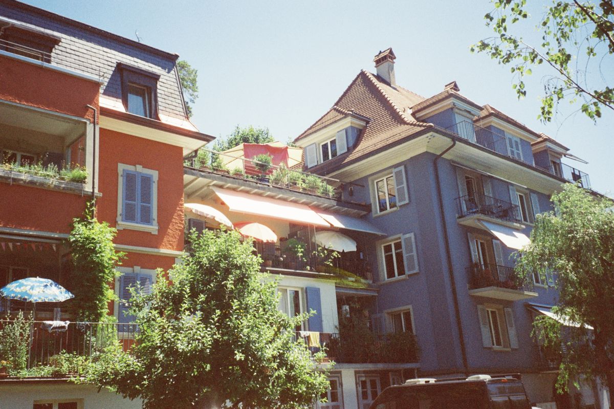 Parasol pour balcon : ce qu’il faut savoir avant d’acheter