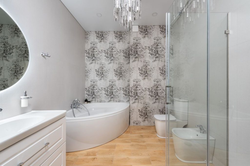 Parquet dans la salle de bain : le guide d’achat complet