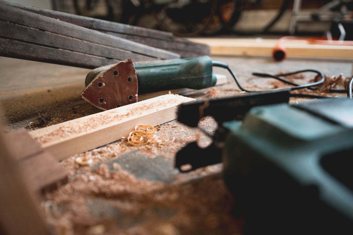Poncer avant de peindre : grain, outils et poussière - Les indispensables pour bien poncer un mur