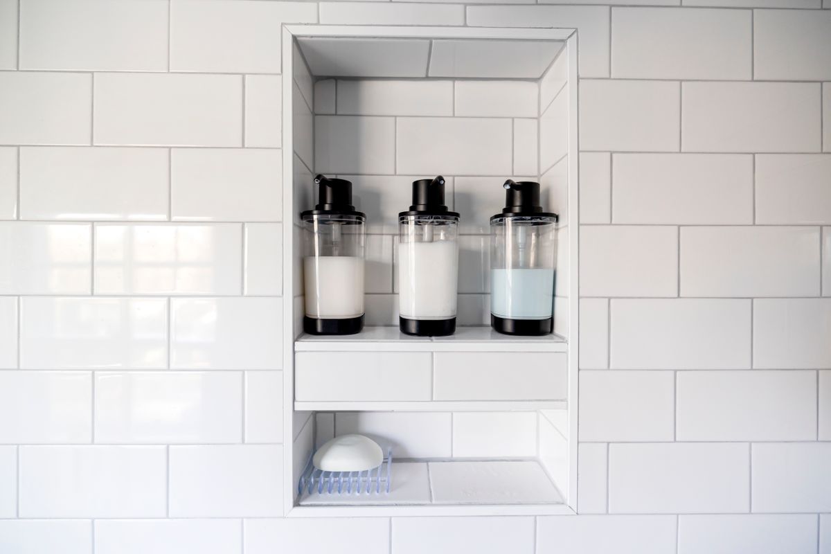 Étagère murale de salle de bain : nos critères de choix - 1. Étagère murale de salle de bain : un rangement indispensable au quotidien